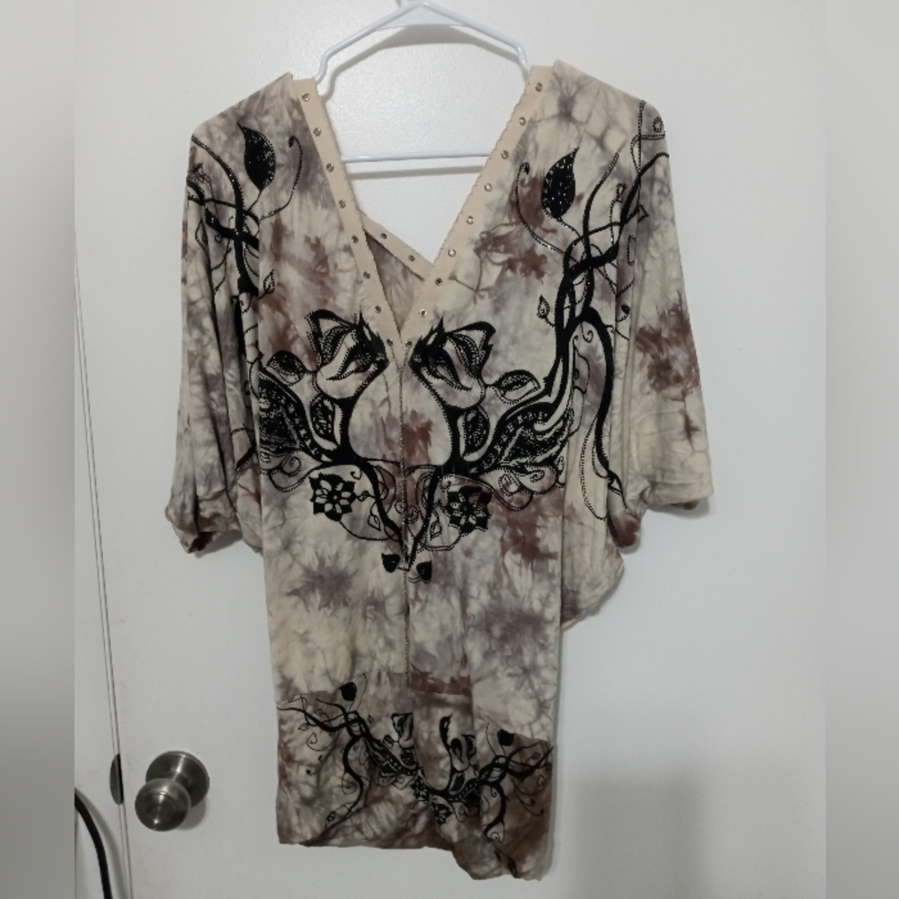 Kimi kai Beige Tie dye Double v neck Tapered Blouse Black Rhinestone design